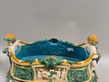 paire de figurines en céramique représentant un garçon et une fille sur un bateau