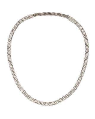 un collier à chaîne en argent sur fond blanc