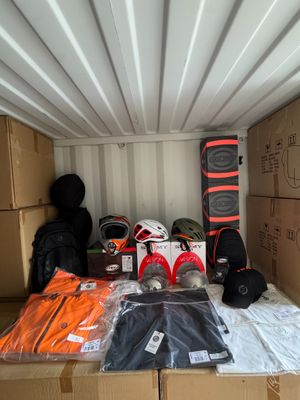 de nombreux cartons et sacs à l'arrière d'un camion de déménagement