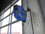 un tuyau bleu fixé sur le côté d'un immeuble