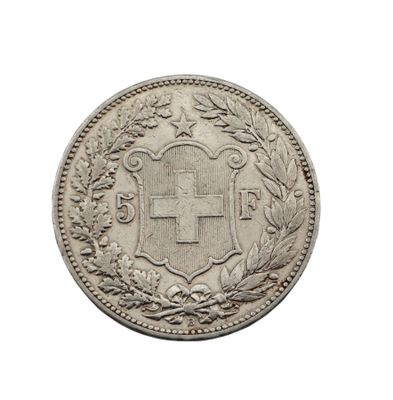 Gros plan sur une pièce de monnaie portant des armoiries