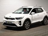 le 4x4 blanc est garé dans une grande pièce au sol en damier