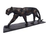 statue d'une panthère noire sur un socle noir