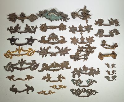 de nombreux types de ferrures métalliques sur une surface blanche