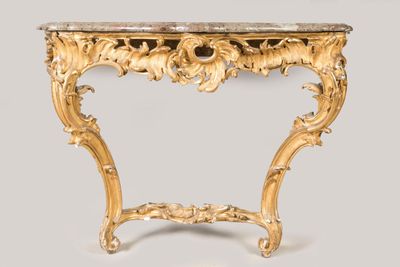 une table console en or avec un plateau en marbre