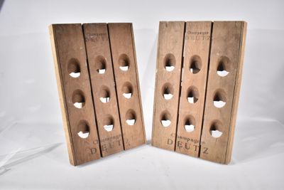 deux morceaux de bois percés de trous, posés sur une surface blanche