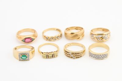 un ensemble de sept bagues en or ornées de pierres de différentes couleurs