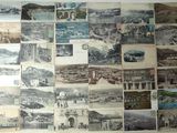de nombreuses photos d'un ensemble de vieux bâtiments sur le mur