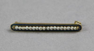 un gros plan d'une broche ornée de perles