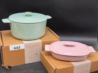 des boîtes contenant un plat rose et vert et un plat vert, empilées l'une sur l'autre