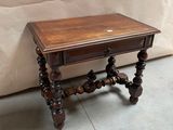 une petite table en bois surmontée d'un tiroir