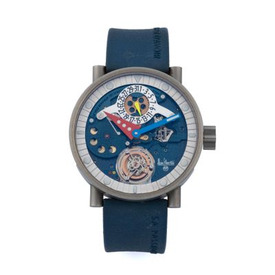 une image d'une montre en gros plan sur fond blanc