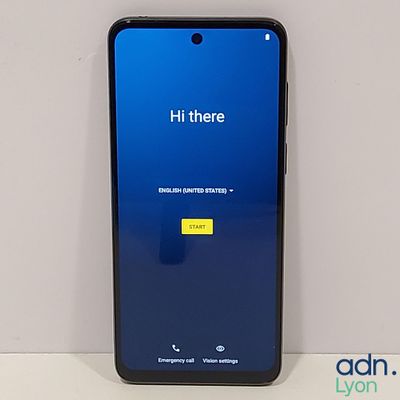 un gros plan d'un téléphone portable posé sur une table, sur fond blanc