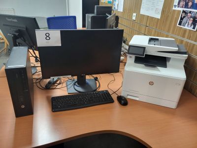 un bureau équipé d'un ordinateur, d'une imprimante et d'une imprimante
