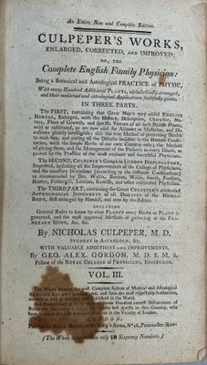 un vieux livre écrit posé sur une table