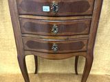 une photo d'une petite commode en bois