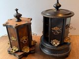 deux horloges posées l'une à côté de l'autre sur une table en bois