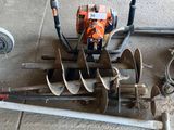 une machine posée par terre à côté d'autres outils