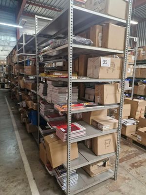 de nombreux cartons et boîtes sur les étagères de l'entrepôt