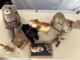 beaucoup de peluches posées sur une table