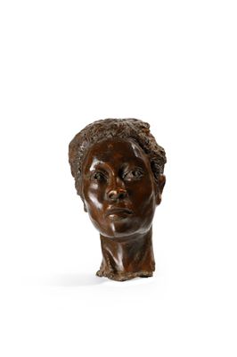 une image représentant un buste de femme en bronze sur fond blanc