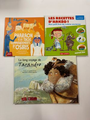 trois livres pour enfants sont posés sur une surface blanche