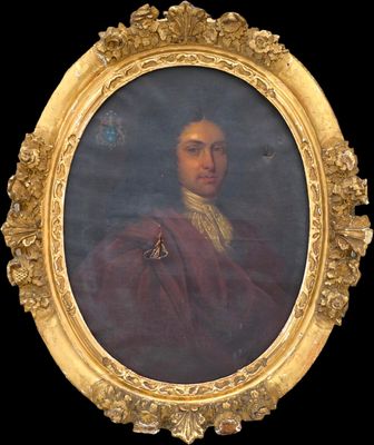 un portrait ovale représentant un homme vêtu d'un manteau rouge, dans un cadre doré