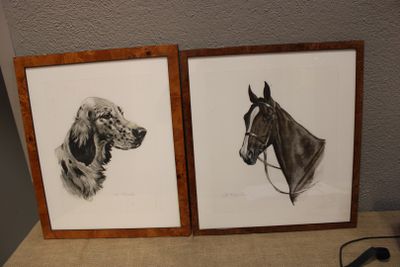 deux photos encadrées représentant un chien et un cheval, posées sur une table