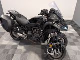 une moto noire garée sur un sol à damier