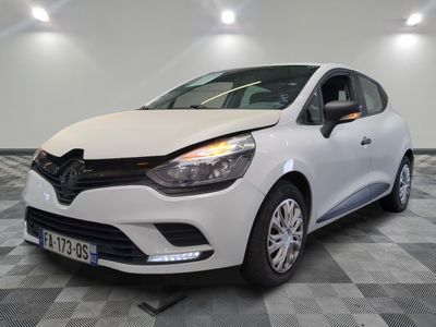 la voiture blanche est garée sur un sol en damier dans le garage