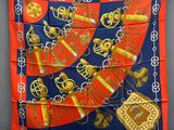 une écharpe rouge et bleue ornée de motifs dorés