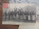 un groupe de personnes qui posent pour une photo