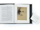 un livre ouvert sur lequel est dessiné le visage d'une femme