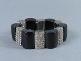 bracelet noir et argenté orné de cristaux sur fond blanc