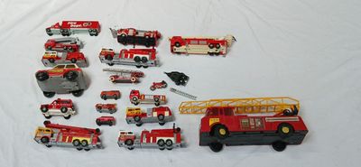Lot de véhicules de pompiers de collection.