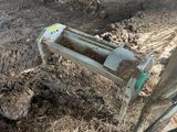une machine posée à même le sol, dans la terre