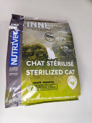 un sac de nourriture pour chat posé sur une table