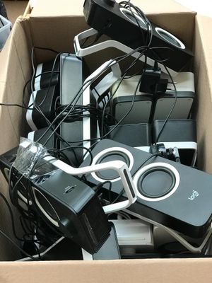 une boîte en carton remplie d'appareils électroniques et de câbles