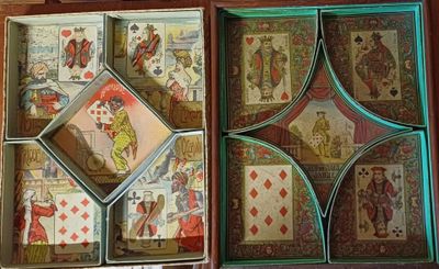 de nombreuses cartes dans une boîte posée sur une table