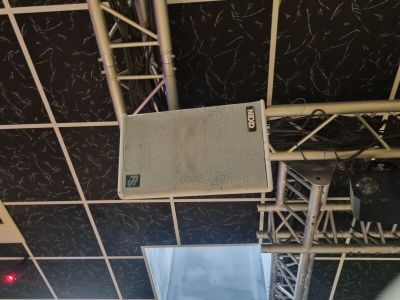 une enceinte suspendue au plafond dans une pièce