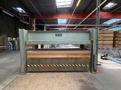 une grande machine qui se trouve dans un entrepôt