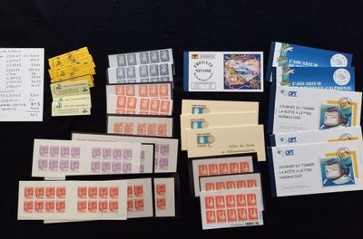 beaucoup de timbres et d'enveloppes sur la table