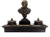 une image représentant la statue d'un homme assis sur un bureau