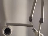 une photo d'une chambre d'hôpital avec un plafonnier