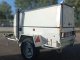 un camion blanc avec une remorque attelée à l'arrière