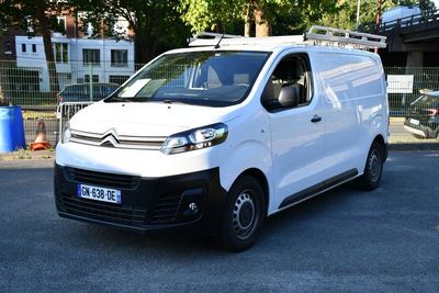 une camionnette blanche garée dans un parking