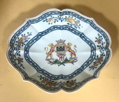 a plate with a picture of a lion and a lion on it