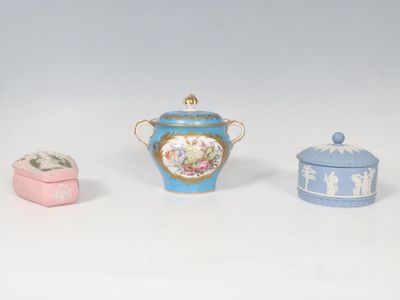 Ensemble comprenant: -Un sucrier en porcelaine de Paris sur …