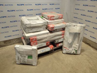 de nombreuses caisses de matelas empilées les unes sur les autres