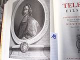 un livre ouvert sur lequel figure la photo d'un homme